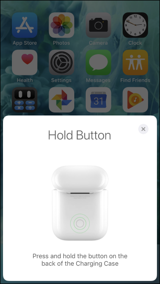 Футляр AirPods рядом с iPhone во время процесса подключения