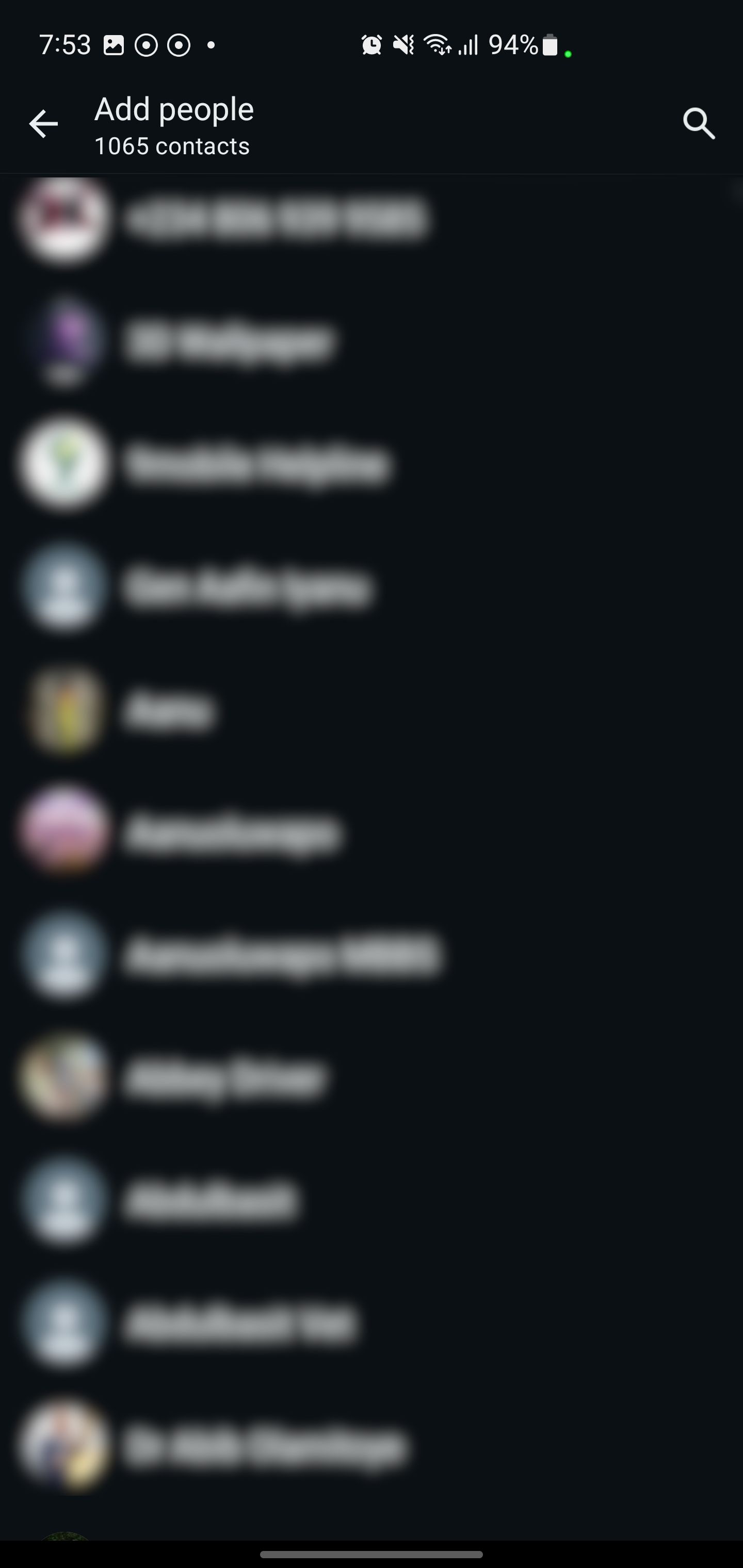 Выбор дополнительных контактов для добавления в групповой звонок WhatsApp.