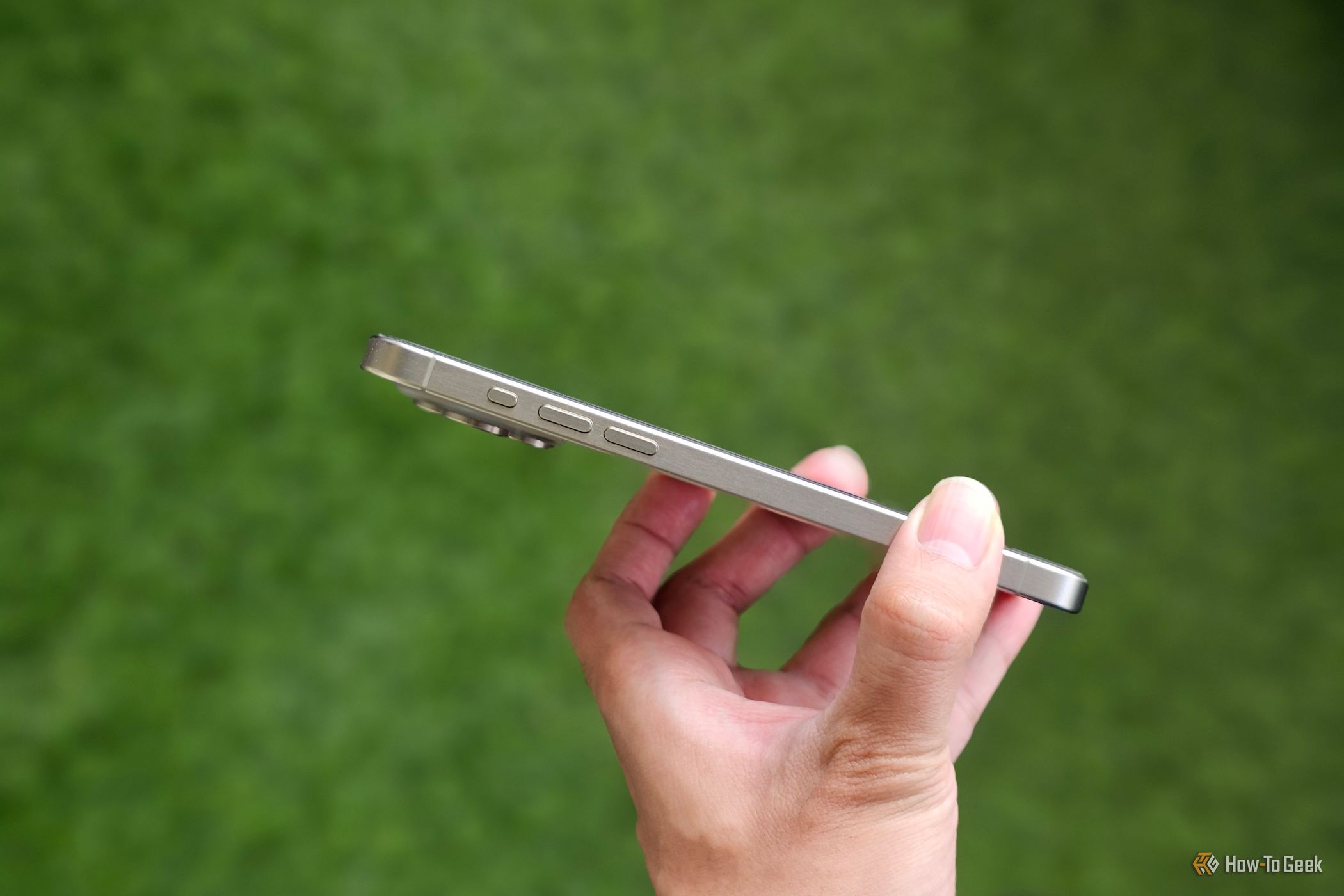 Крупный план Action Button на iPhone 15 Pro Max.