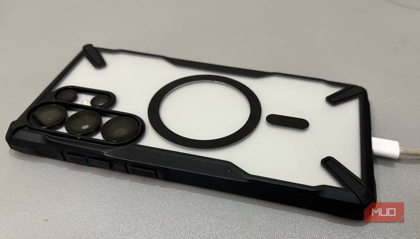 Кабель для зарядки подключён к S25 Ultra