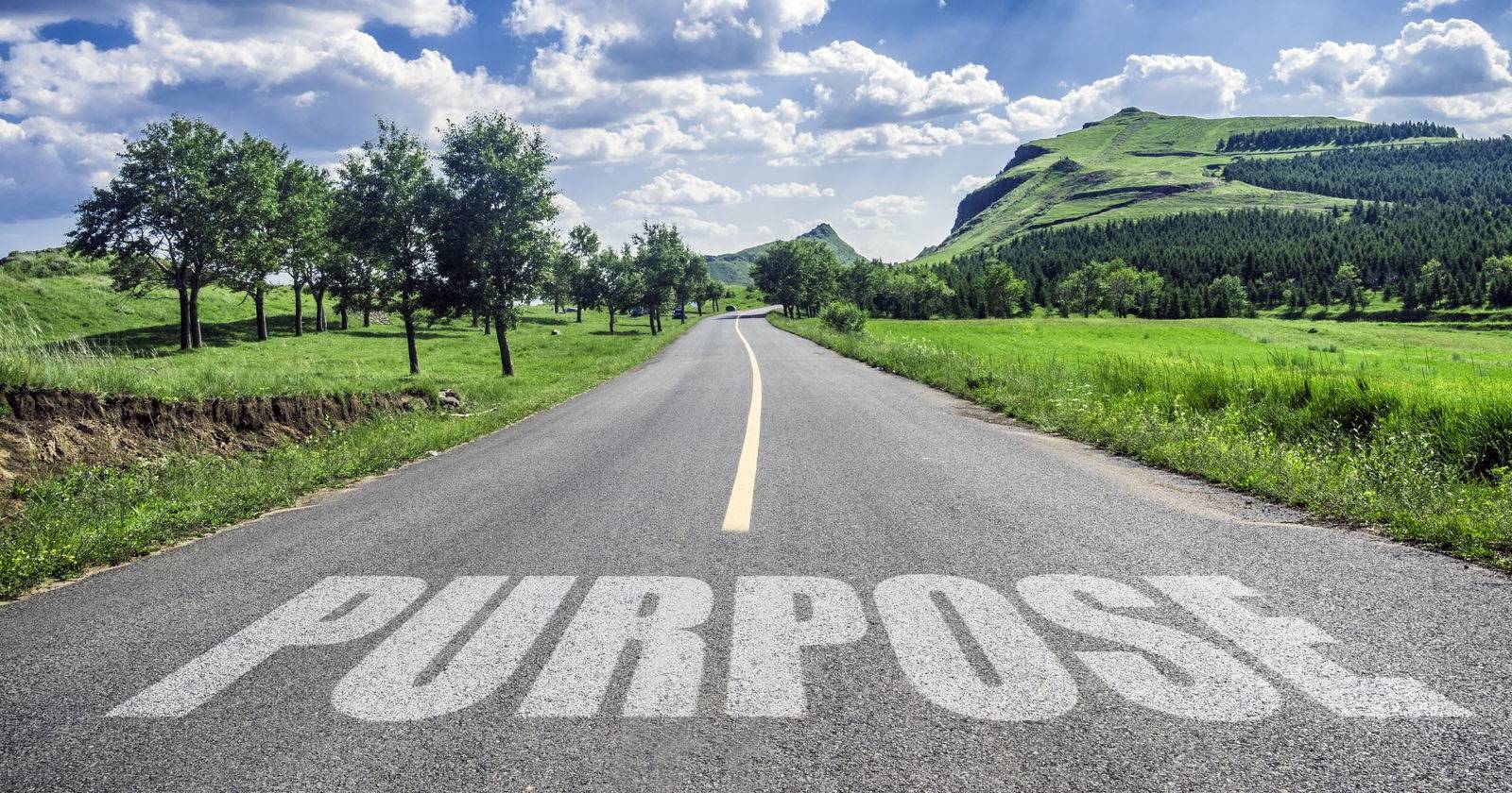 Человек размышляет о смысле жизни на закате