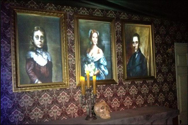 Фальш‑стена с рамами и проекцией внутри каждой рамы