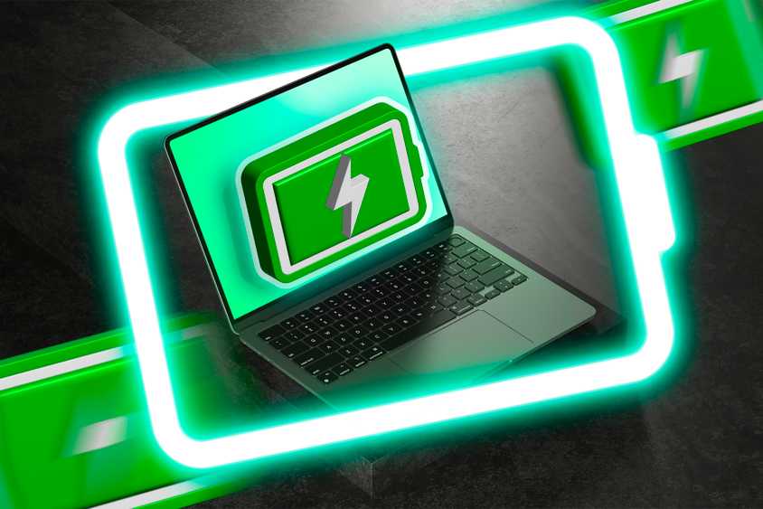 Ноутбук на столе с иконками батареи