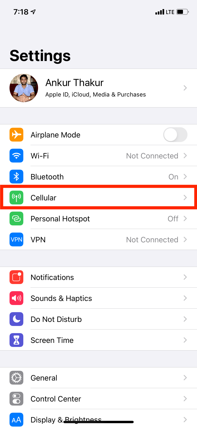 В Настройках iPhone: Сотовая связь — отключите Wi‑Fi Assist и iCloud Drive по мобильной сети.