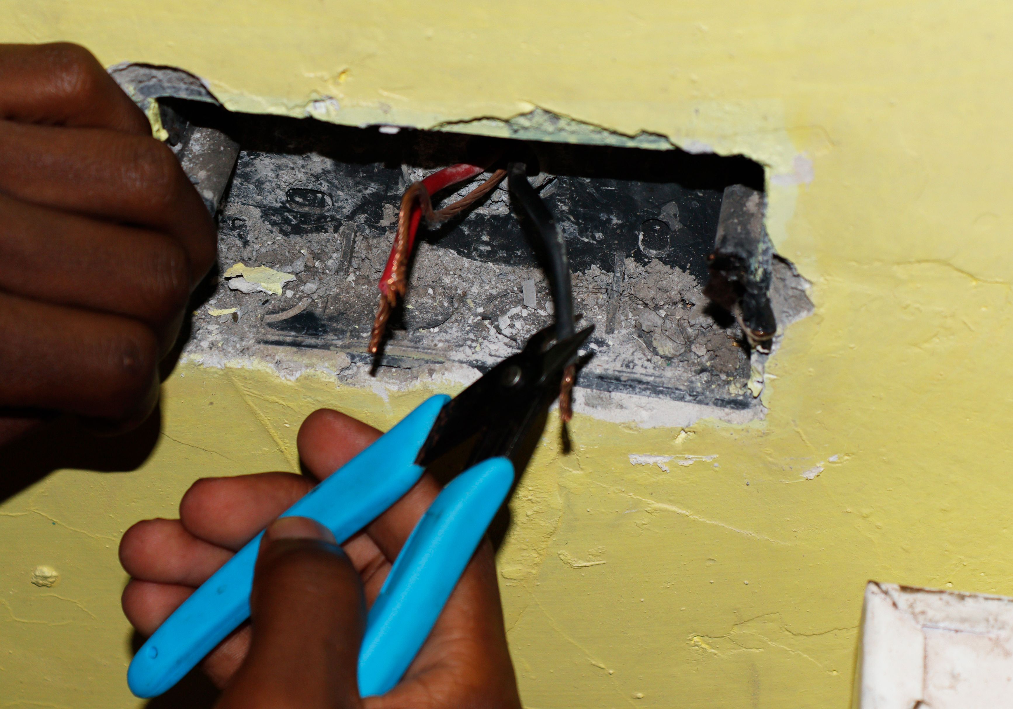 Удаление пластикового покрытия проводов с помощью кусачек