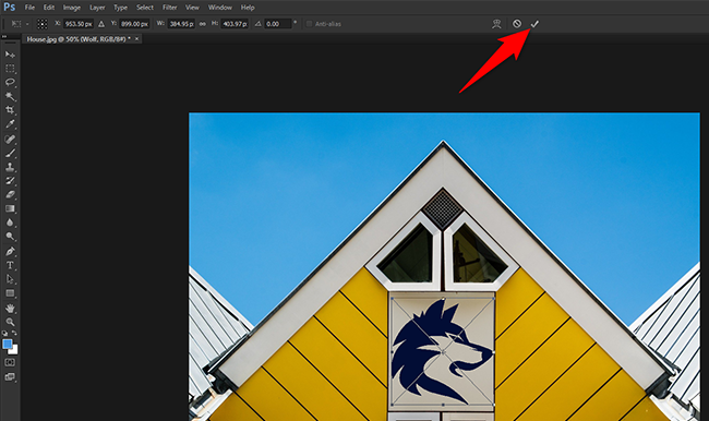Подтвердите изменения нажатием значка галочки в верхней панели Photoshop.