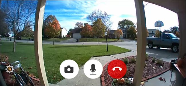 Пользователь в реальном времени смотрит трансляцию с видеозвонка и использует микрофон