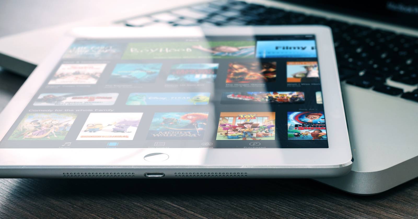 Планшет с приложением Netflix и экраном плеера