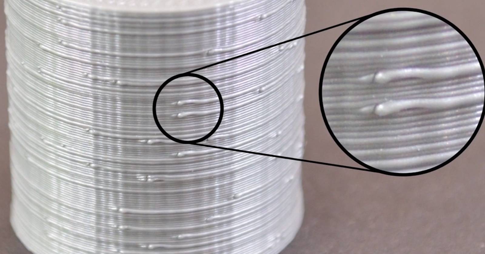 Белая 3D‑деталь, напечатанная методом FDM, с видимыми прыщиками на поверхности