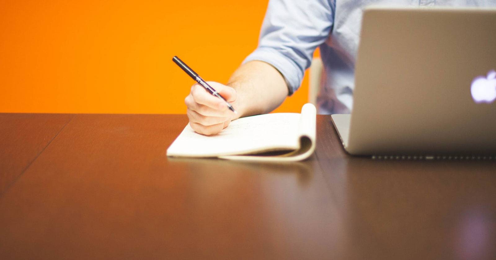 Инженер по тестированию ПО за ноутбуком