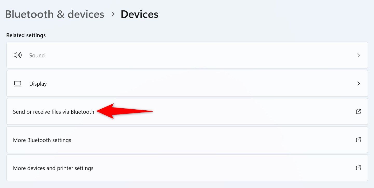 «Отправить или получить файлы по Bluetooth» выделено в Параметрах Windows 11.