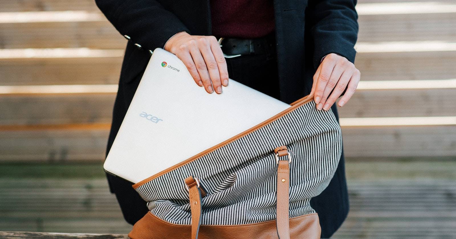 Человек кладёт Chromebook в сумку