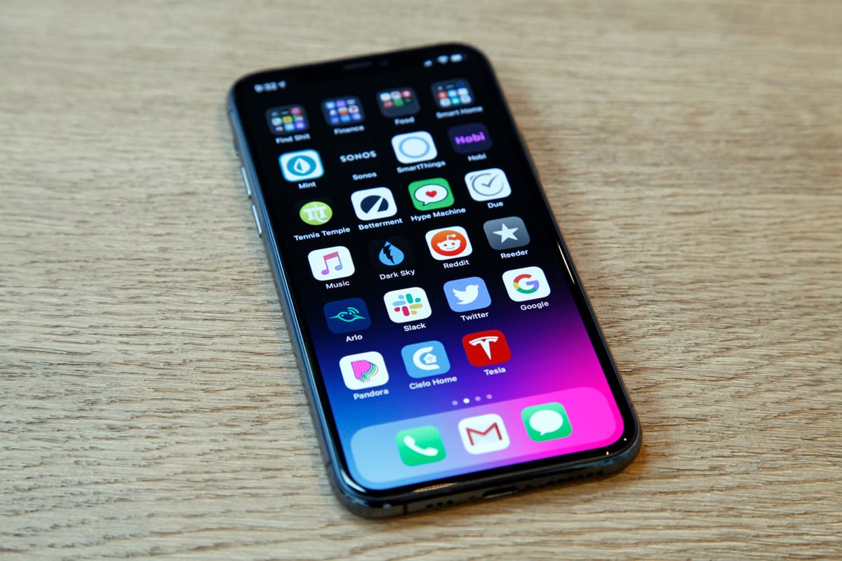 Плеер YouTube на iPhone с кнопкой воспроизведения