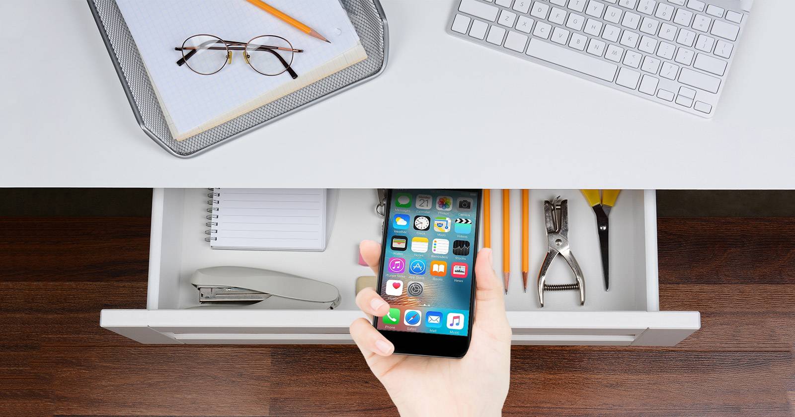 Остановите постоянную проверку телефона — человек со смартфоном и компьютером