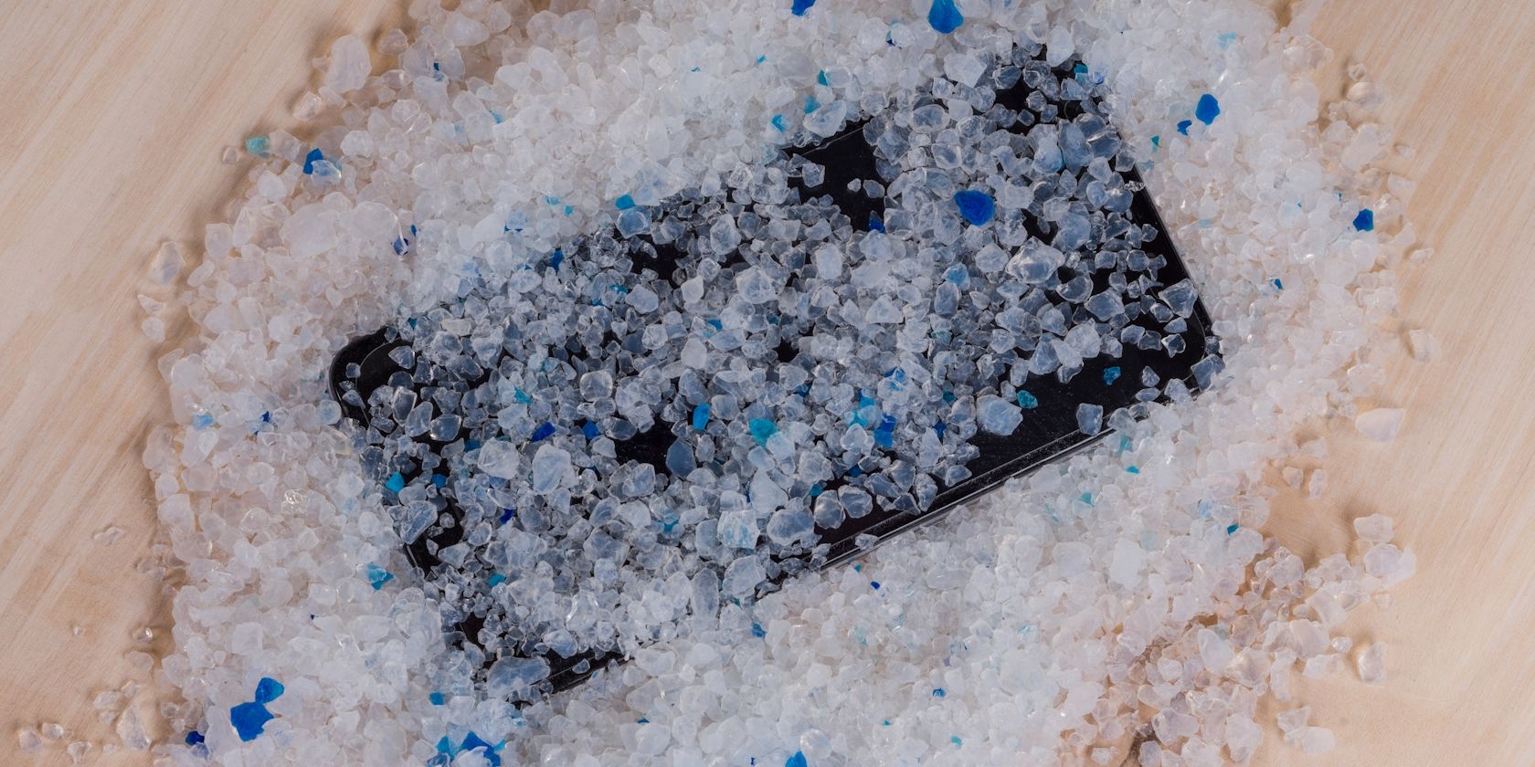 Смартфон, покрытый пакетами с силикагелем