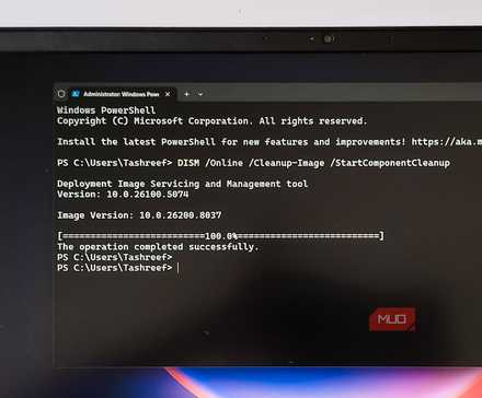 Окно терминала Windows с командой DISM