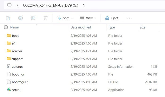 Файлы установщика Windows 11 готовы на USB после записи ISO Rufus.