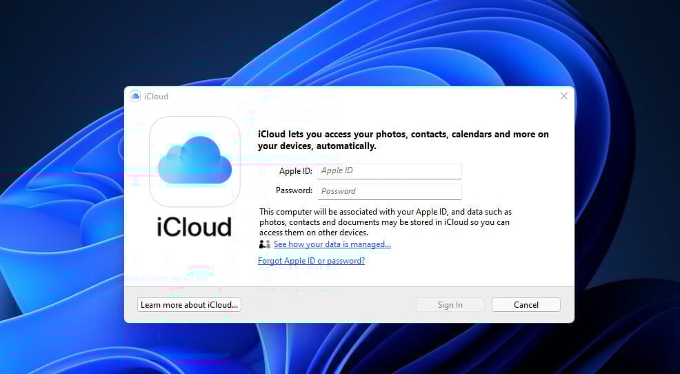Окно входа iCloud: поля Apple ID и пароль