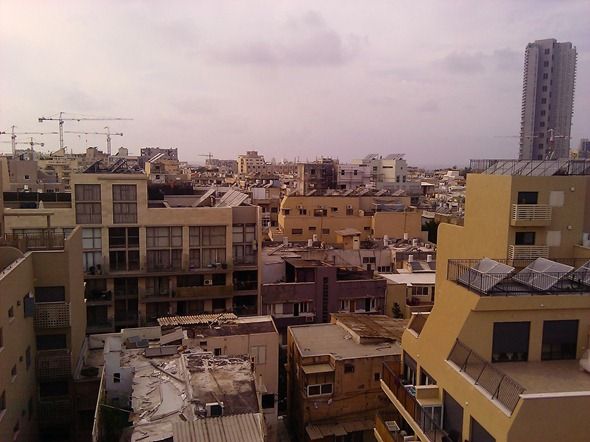 Руки, опирающиеся на стол при съёмке для устойчивости