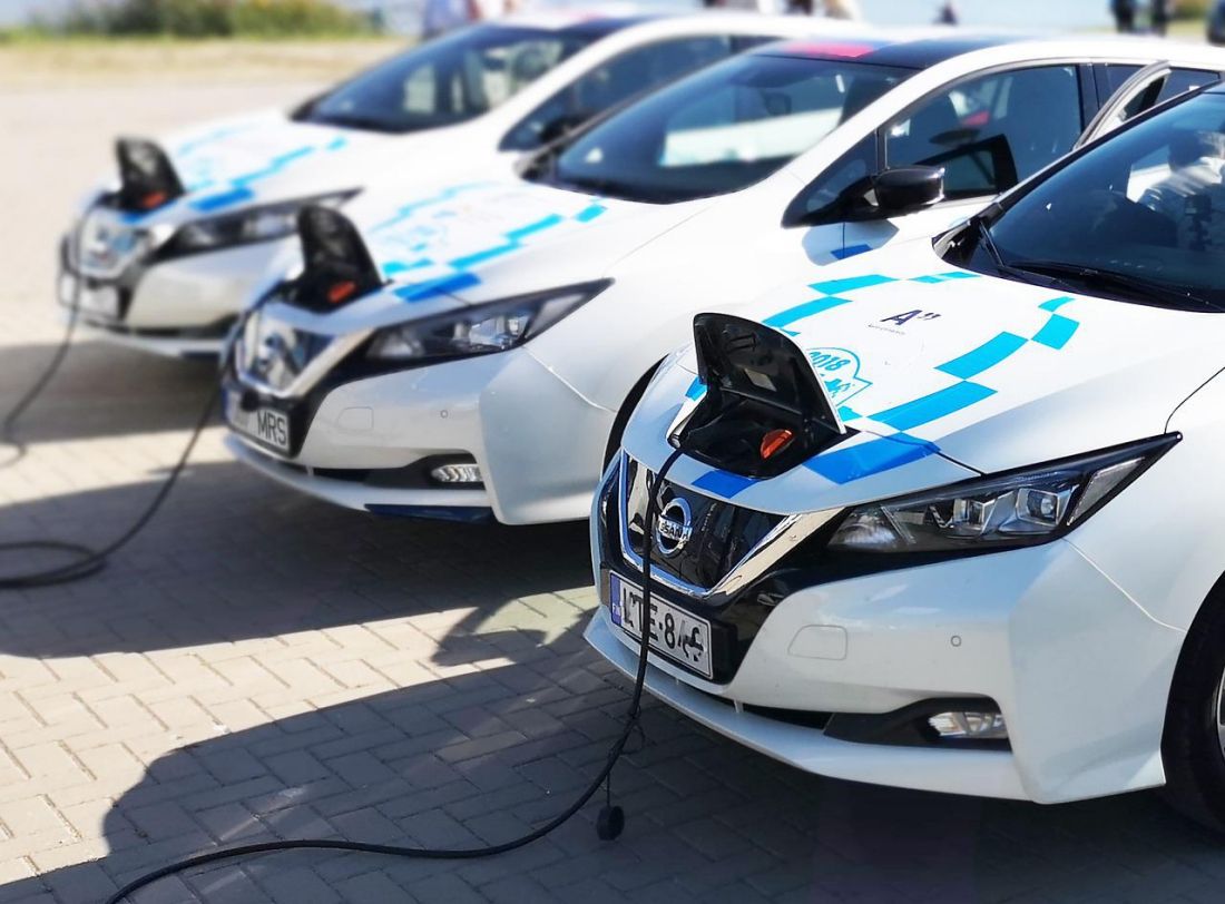 Белые Nissan EV на зарядке