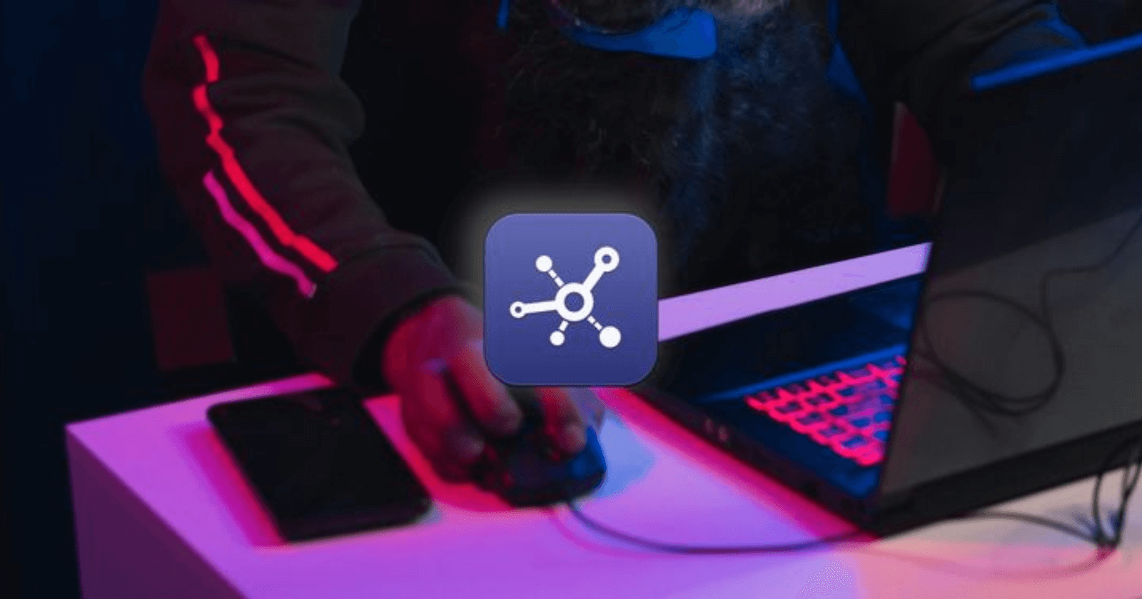 Логотип Warpinator на фоне человека с ноутбуком и телефоном