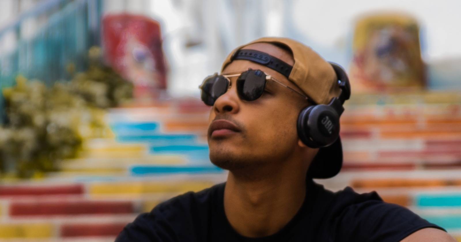 Человек слушает музыку в наушниках