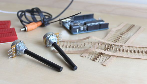 Зачищенный RCA-штекер и провода для пайки