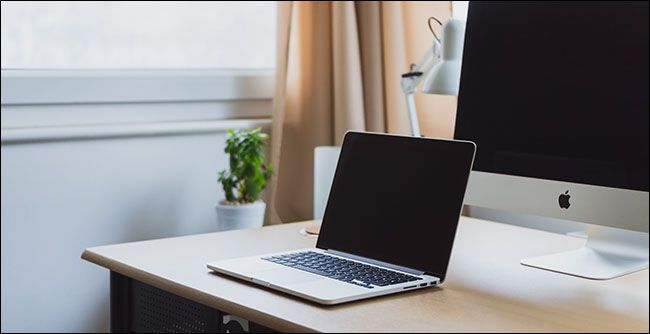 Руки с iPhone, показывающие экран