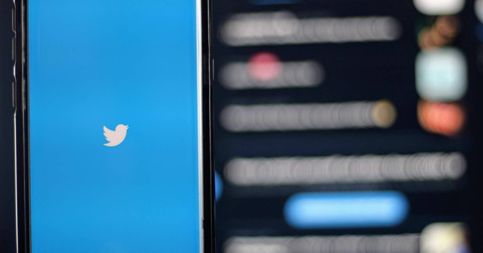 Широкий баннер с силуэтом смартфона и интерфейсом соцсети