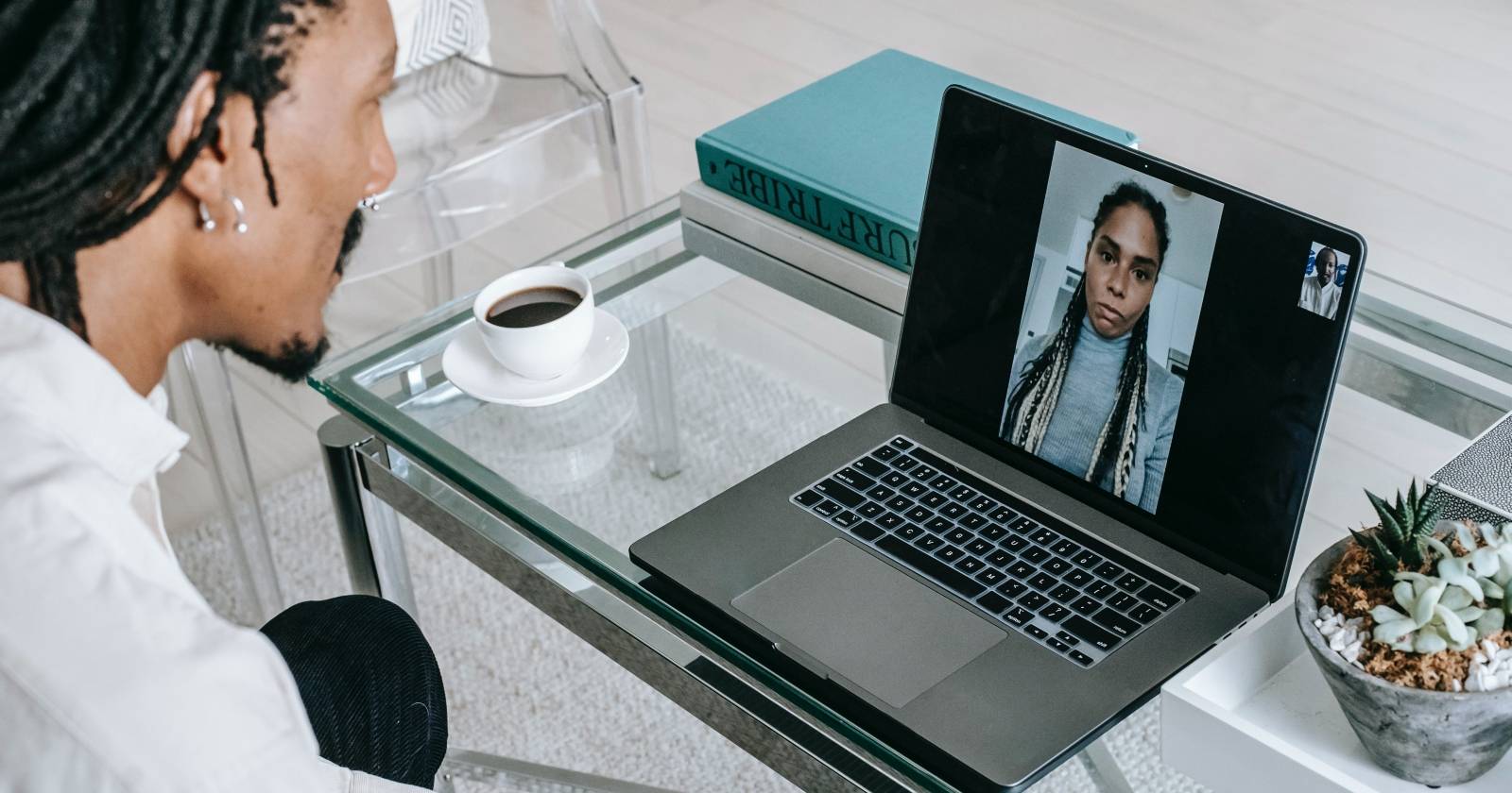 Чёрный мужчина на видеозвонке с женщиной