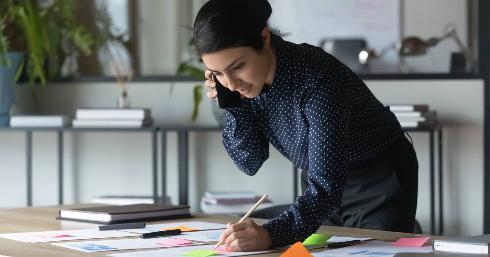 Женщина отмечает пункты списка в блокноте