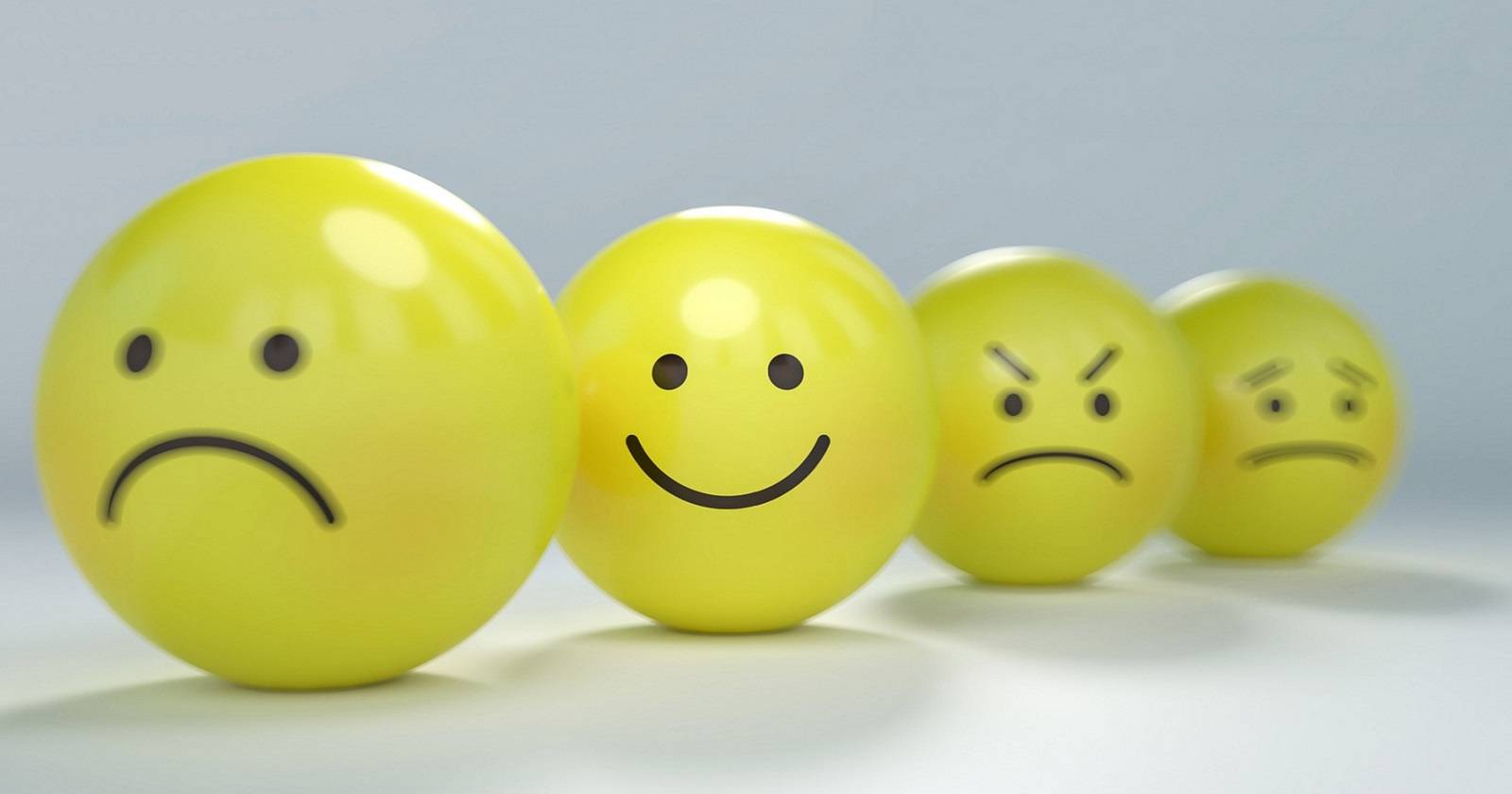 Набор ярких эмодзи-шаров на белом фоне