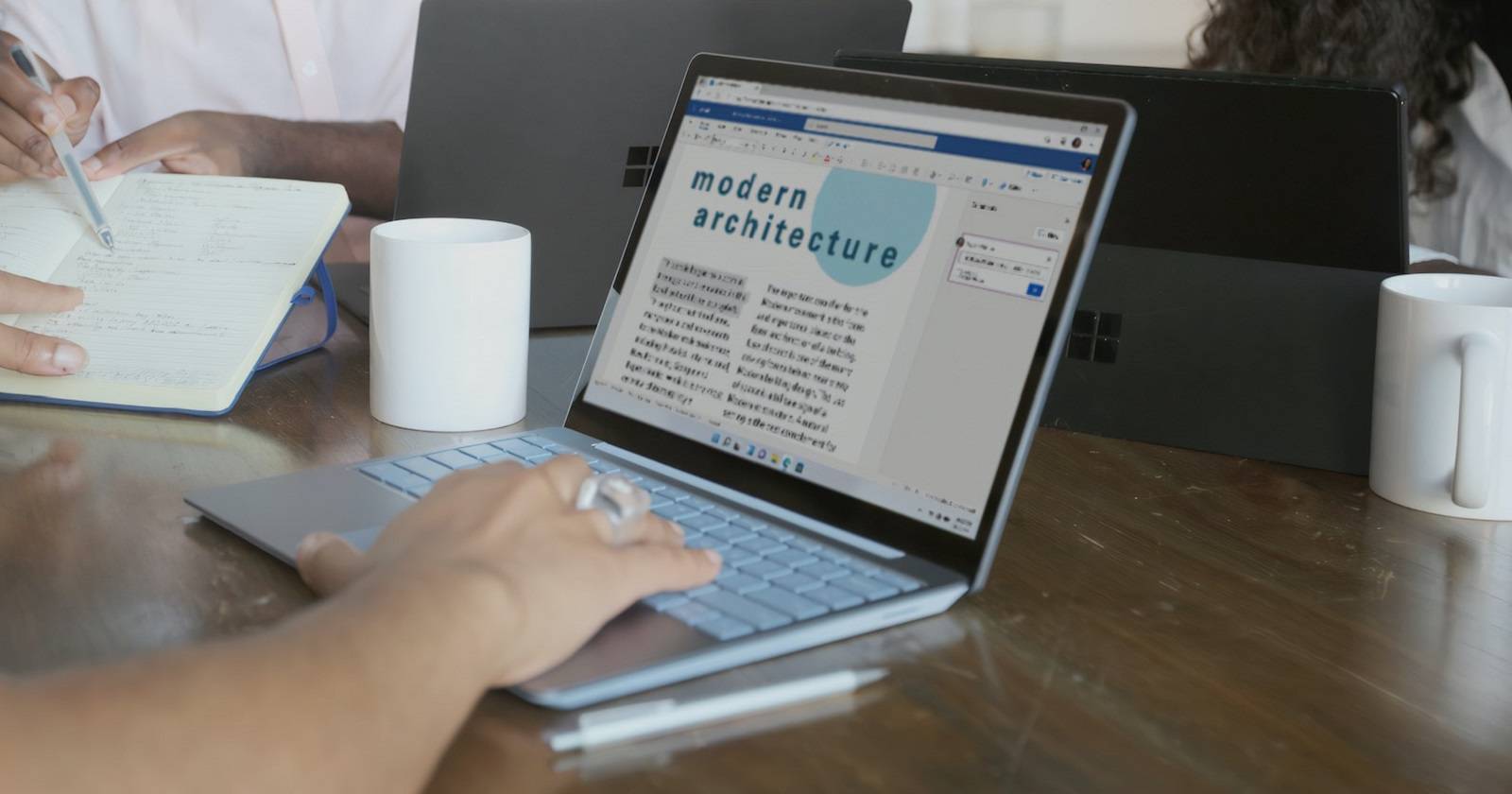 Человек редактирует документ в Microsoft Word на экране компьютера