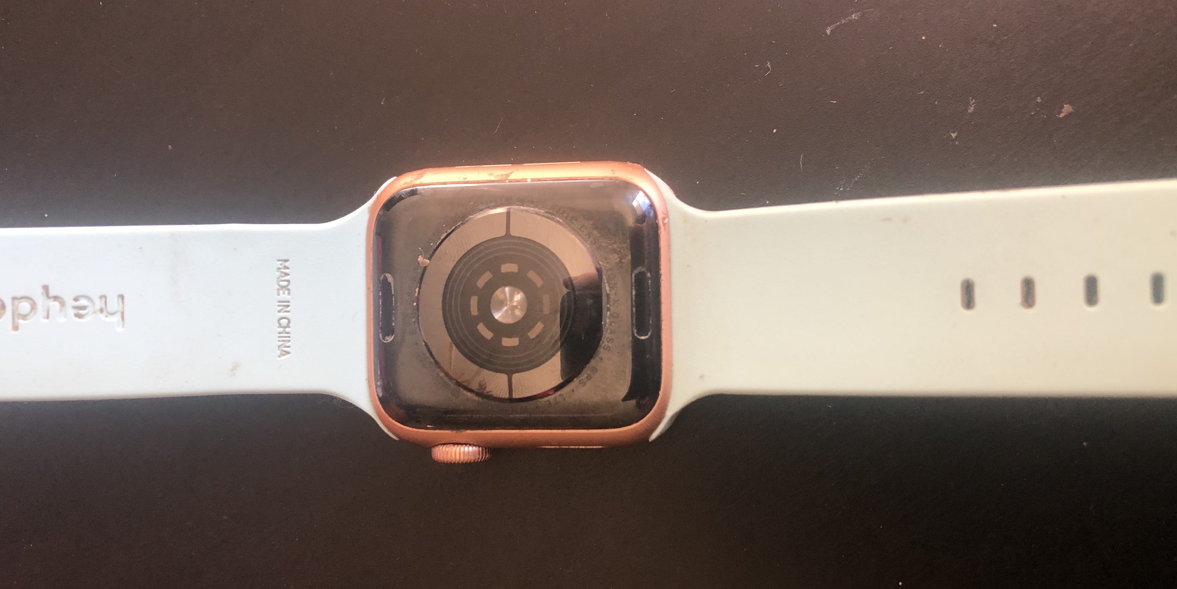 Apple Watch лежит экраном вниз на кофейном столике