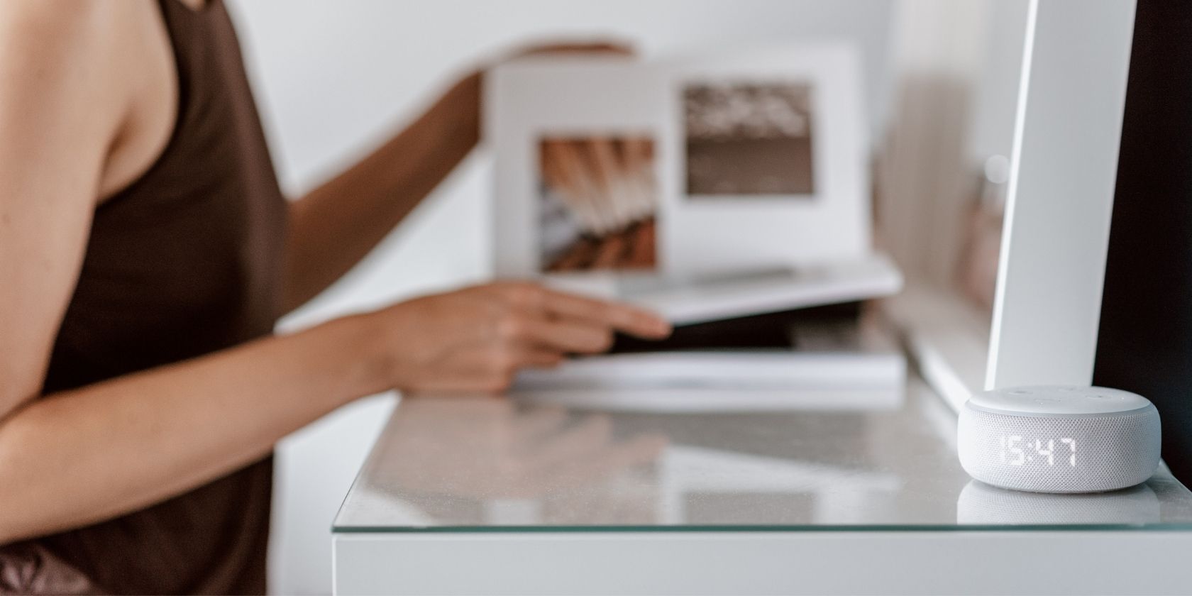 Женщина использует устройство Alexa для голосовых команд