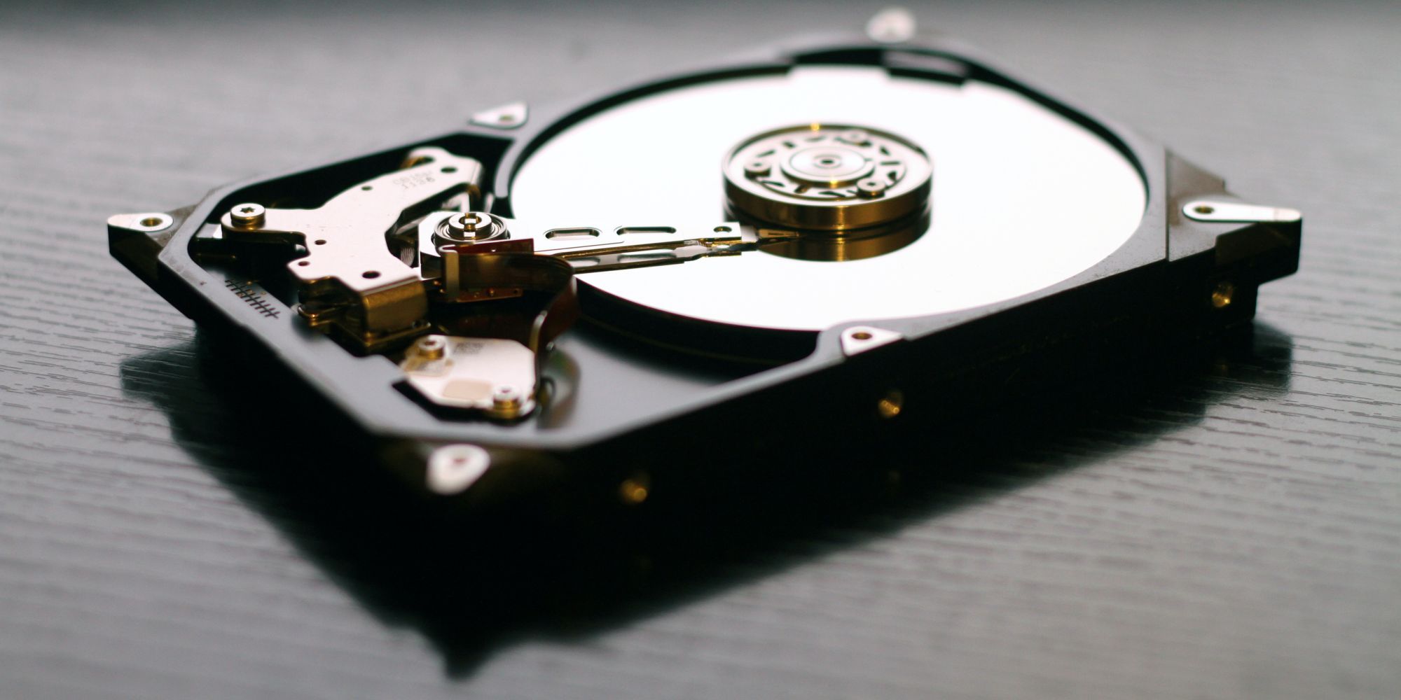 Пластина жёсткого диска открыта