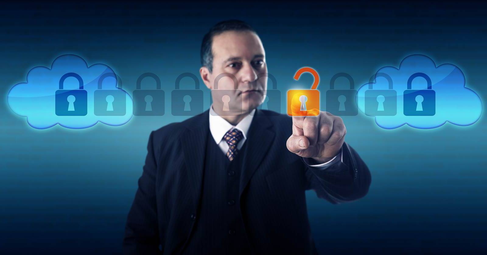 человек с телефоном и замком на экране