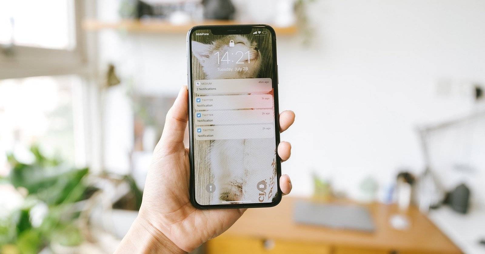 Экран блокировки iPhone с уведомлениями и индикатором блокировки Face ID в верхней части