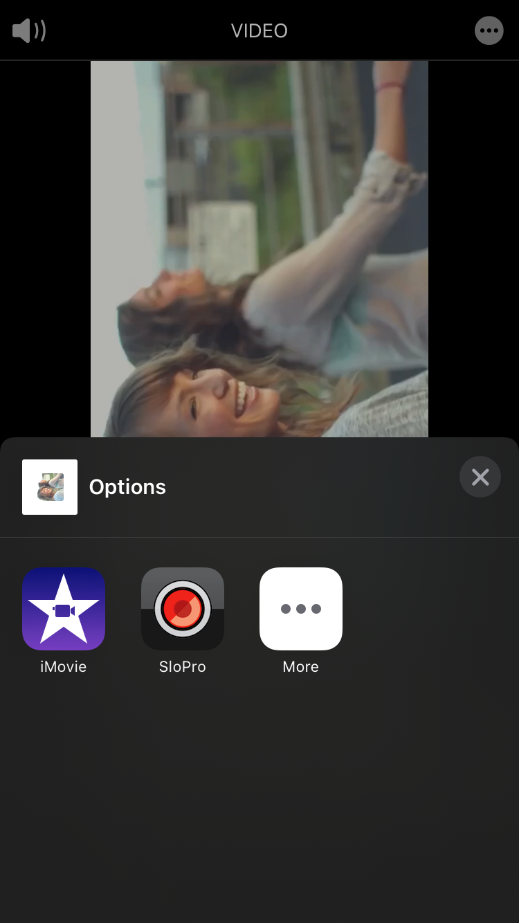 Выбор iMovie из меню в «Фото» iPhone
