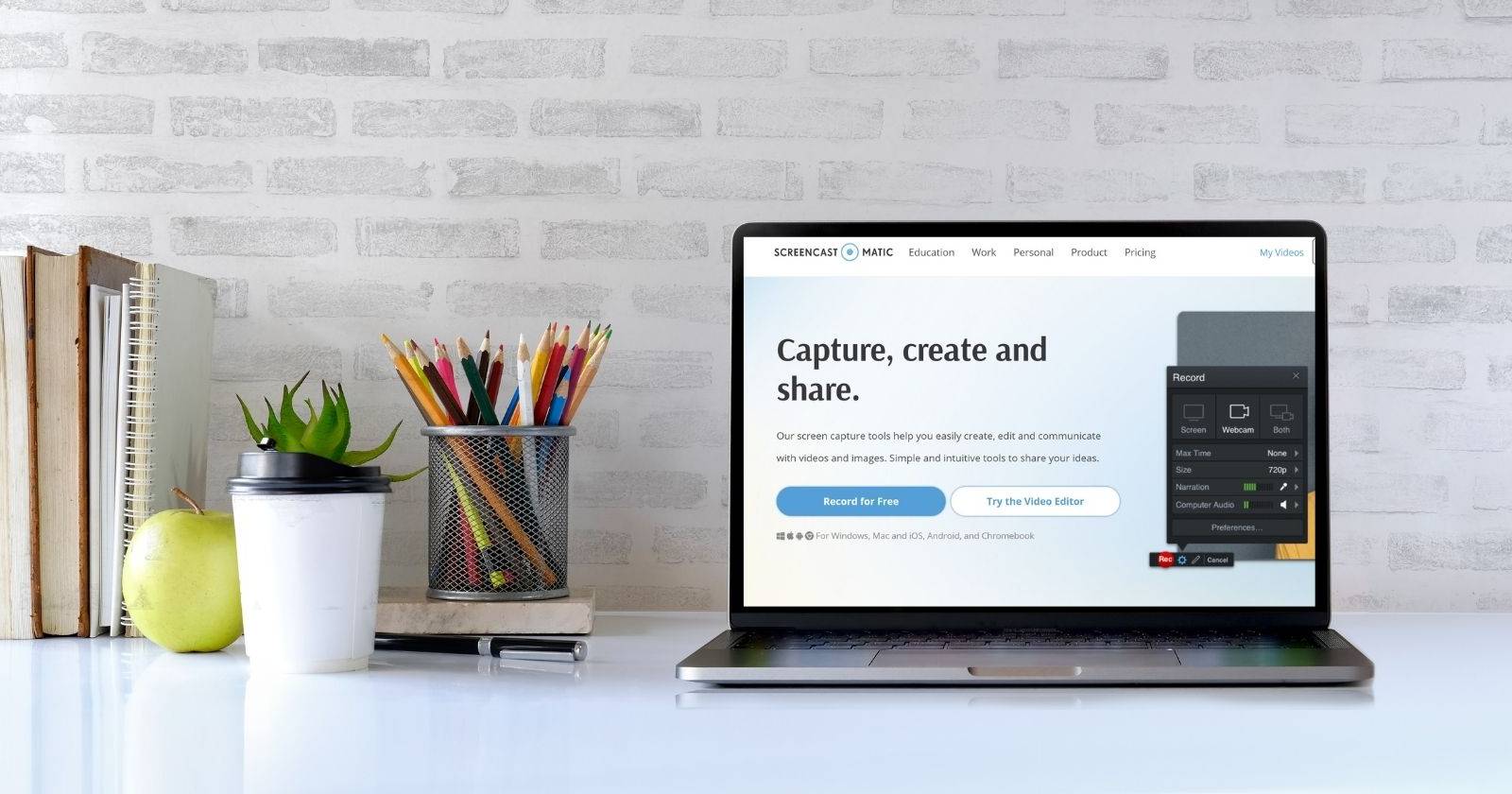 Компьютер на столе с открытым сайтом Screen-Cast-O-Matic