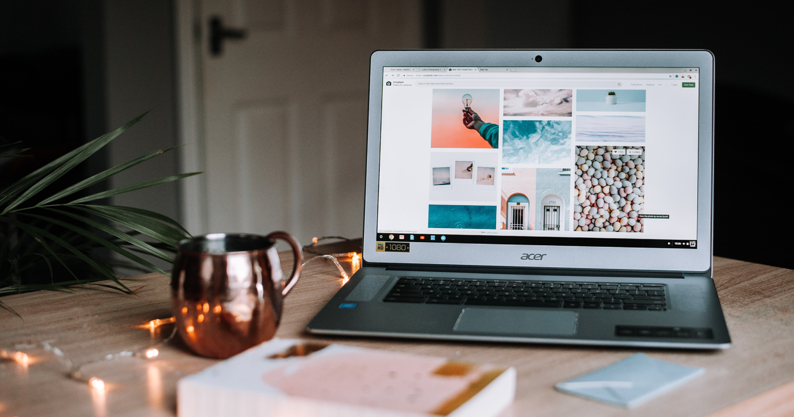 Ноутбук с портфолио фотографа на экране.