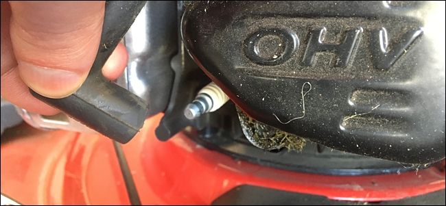 Резиновый колпачок свечи зажигания на двигателе газонокосилки