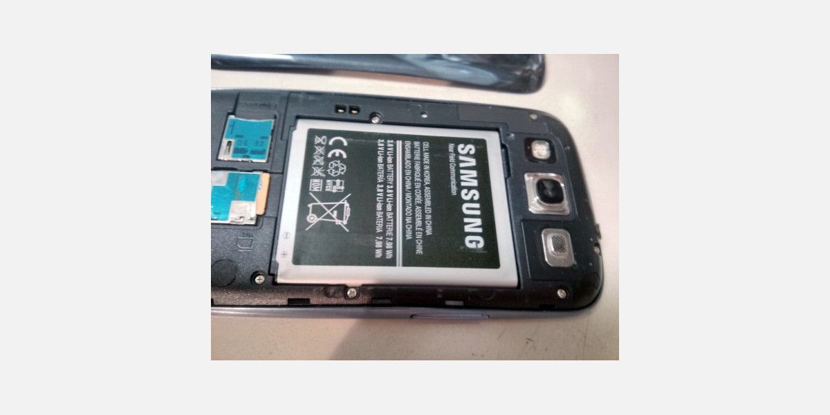 Samsung Galaxy с открытым отсеком для батареи