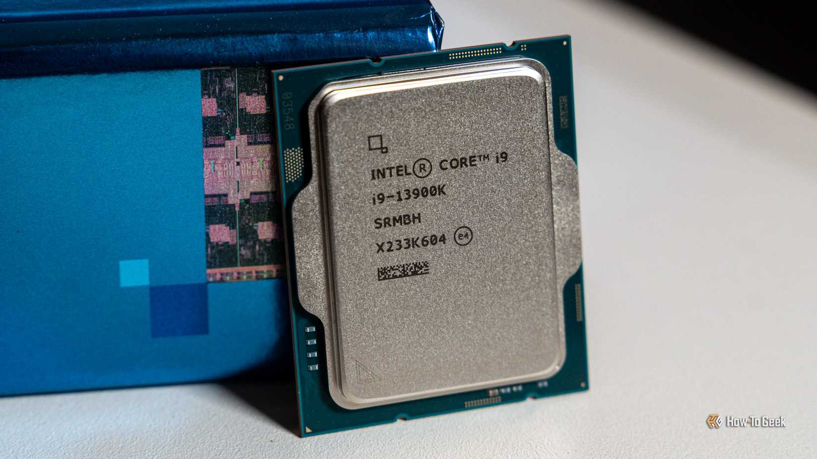 Процессор Intel i9-13900K рядом с коробкой Intel.