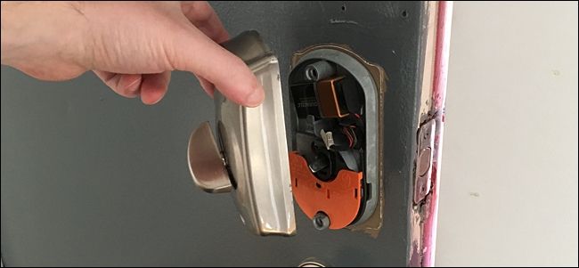 Винты, крепящие наружную и внутреннюю части