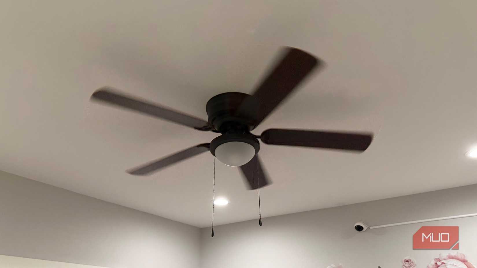 Потолочный вентилятор работает в спальне