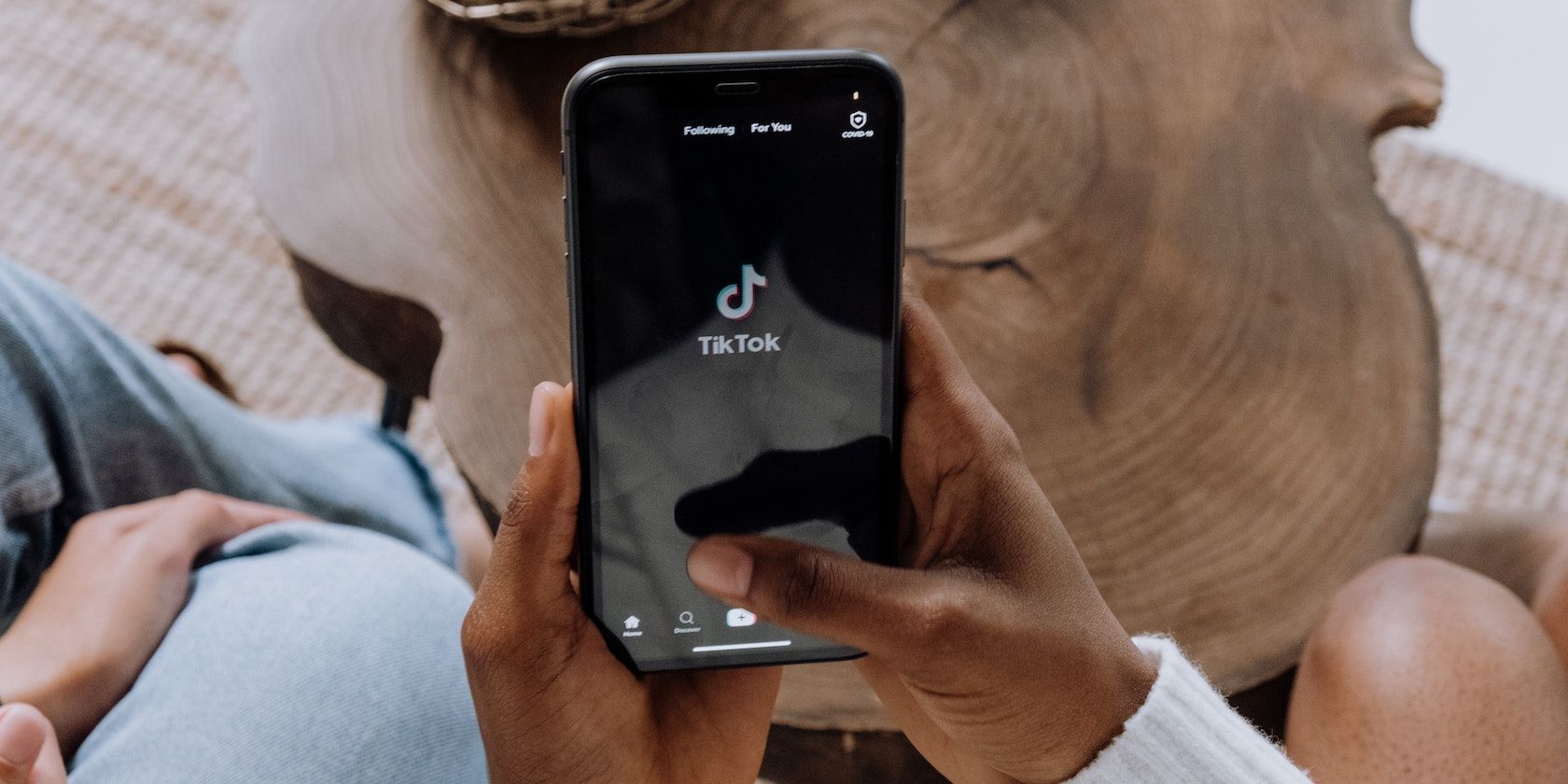 Женщины с телефоном, показывающие приложение TikTok