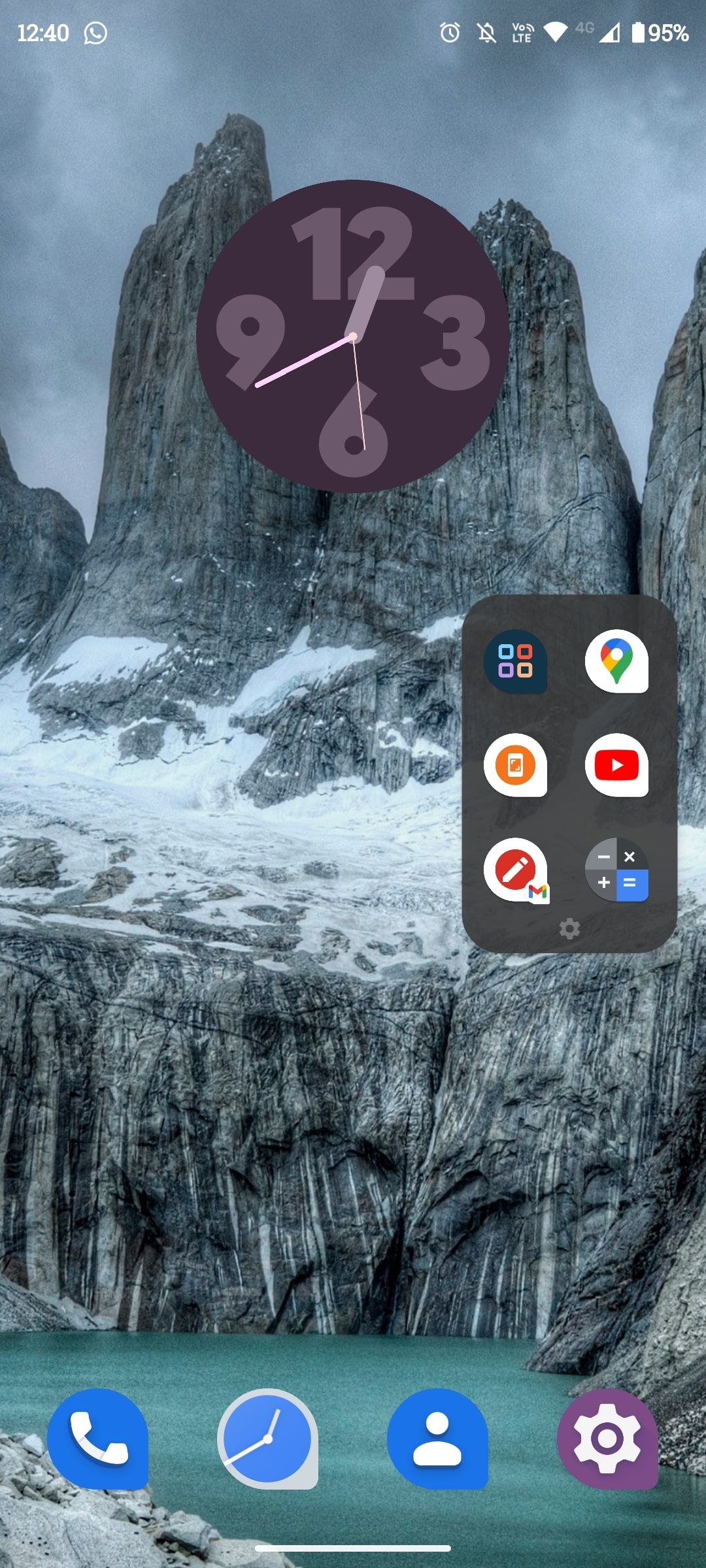 Домашний экран Android с доком справа