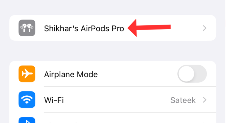 Экран Настроек iPhone со стрелкой на имя AirPods Pro