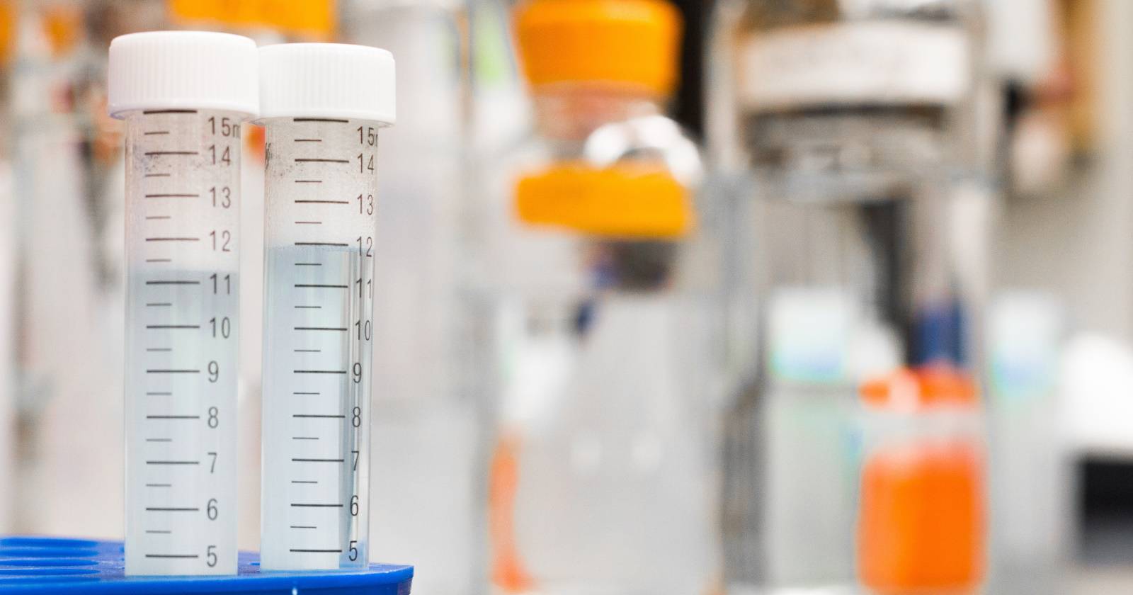 Пробирки в лаборатории — символ тестирования программного обеспечения